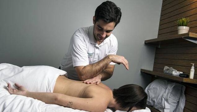 масаж при болях у ділянці лопаток