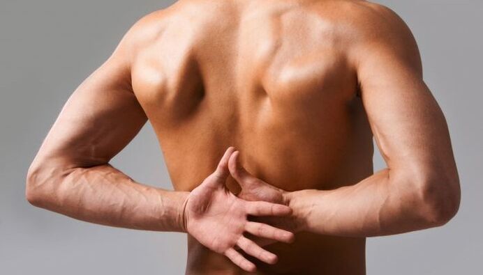 біль в спині при грудному остеохондрозі