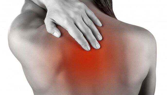 біль між лопатками при грудному остеохондрозі