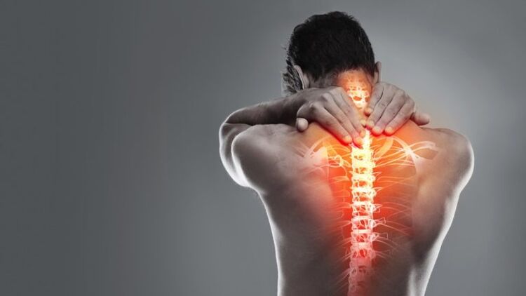 Невралгія провокує біль в області лопаток